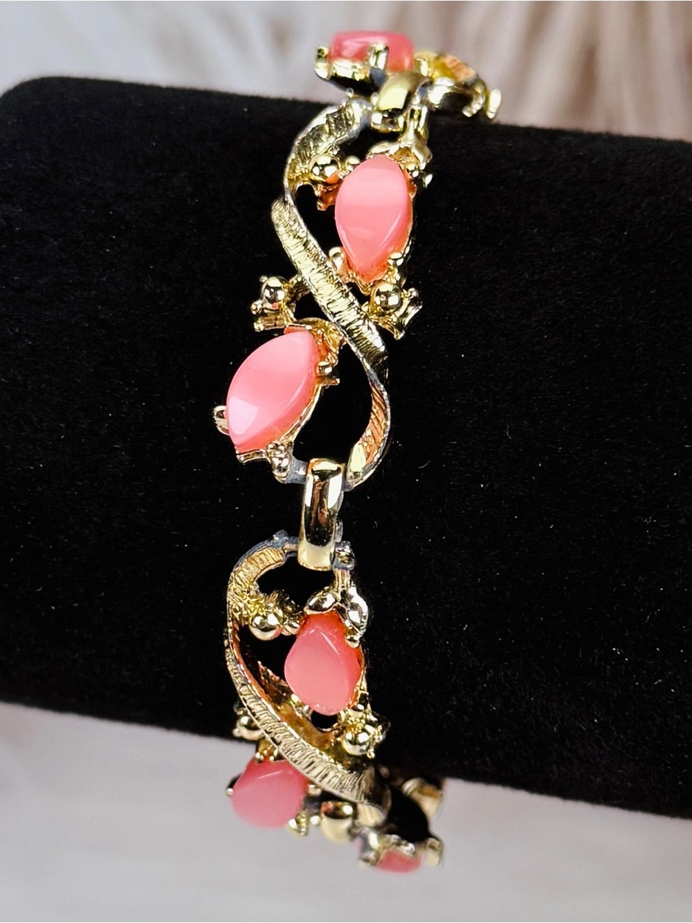 Vintage Goldtone Pink Lucite bracelet